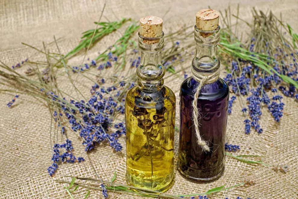 Masajearte con aceite de lavanda o de rosa te ayuda a conciliar el sueño