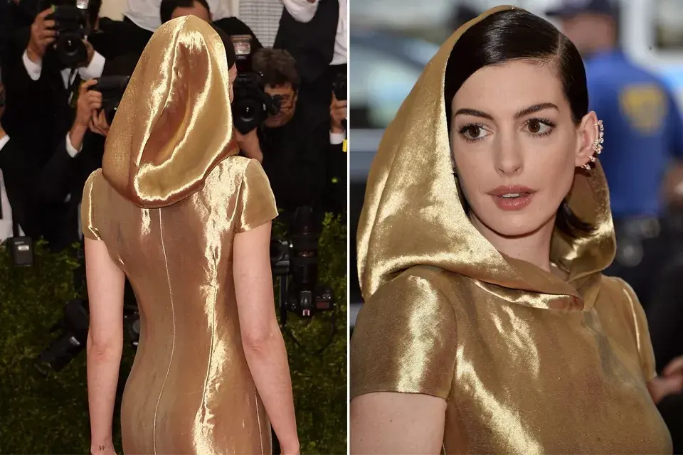 Anne Hathaway protagonizó uno de los deslices de la noche con su vestido encapuchado de Ralph Lauren, que podría ser de un monje o un personaje de Star Wars. Sí nos gusta su earcuff y el make up natural