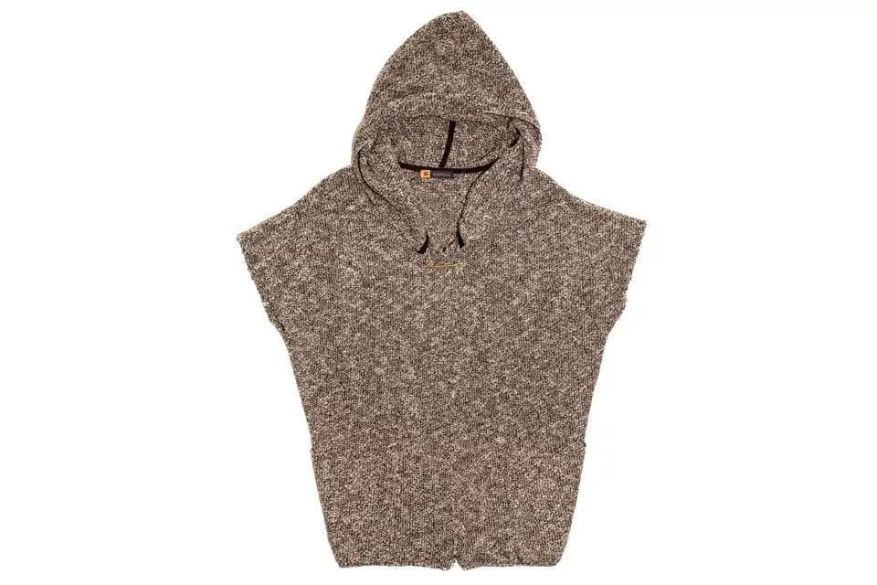 Poncho oversize con capucha vanizado (Edel Erra, $1500)
