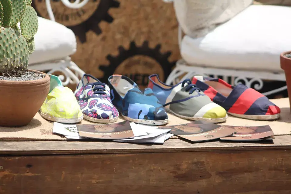 La marca de alpargatas creó una propuesta con una amplia variedad de colores y prints que se complementan con la tradicional suela de yute y goma de colores antideslizantes para hombres, mujeres y niños