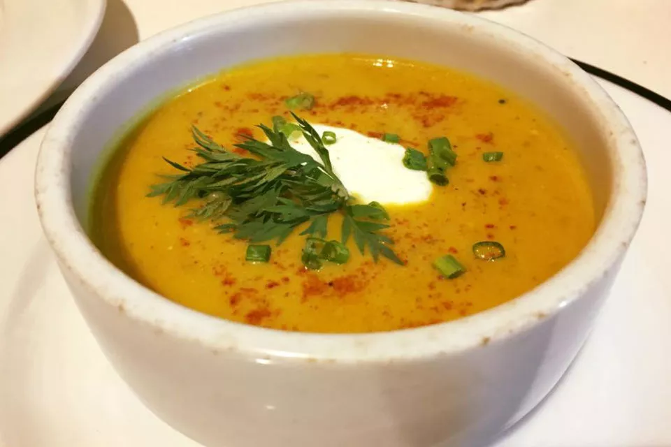 Para el frío, nada mejor que una sopa de zanahoria y calabaza con especias que te suben la temperatura.