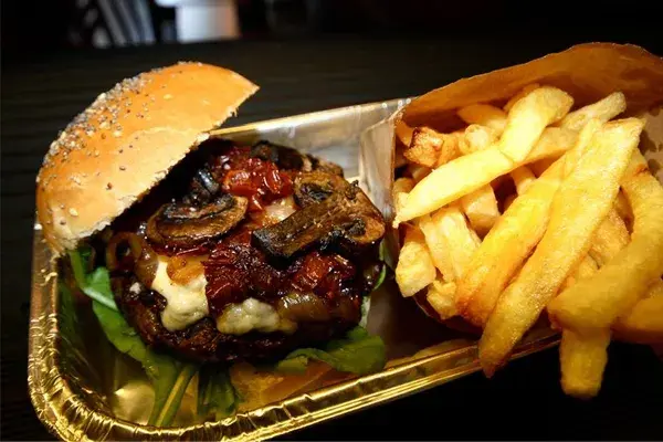 La receta de las hamburguesas elaborada por el dueño se inspiró en restaurantes de Nueva York