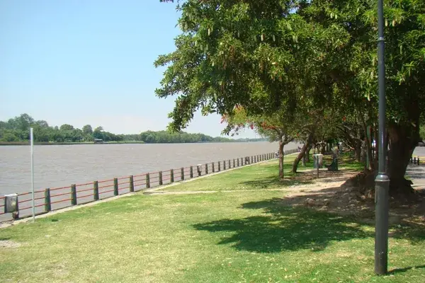 Cocina tradicional argentina frente al río