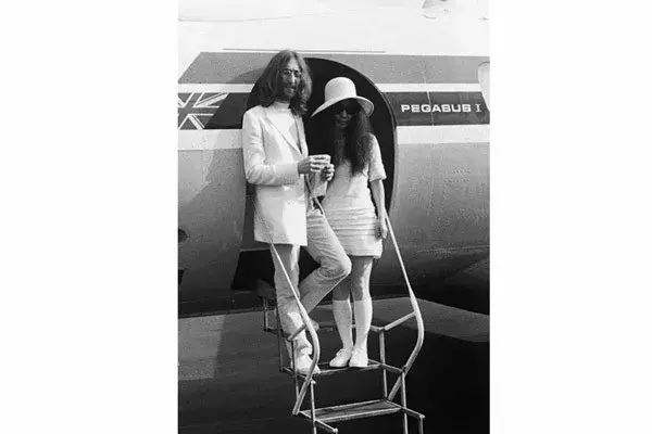 Un vestido corto, medias hasta la rodilla y un sombrero fue el vestuario que eligió Yoko Ono el día que se casó con John Lennon en Gibraltar, en 1969