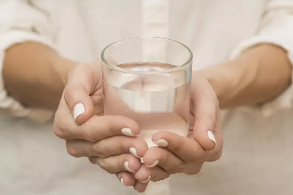 El agua de la canilla tiene más controles que la envasada