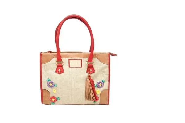 Cartera con detalle de flores (Sofi Martiré, $1315).
