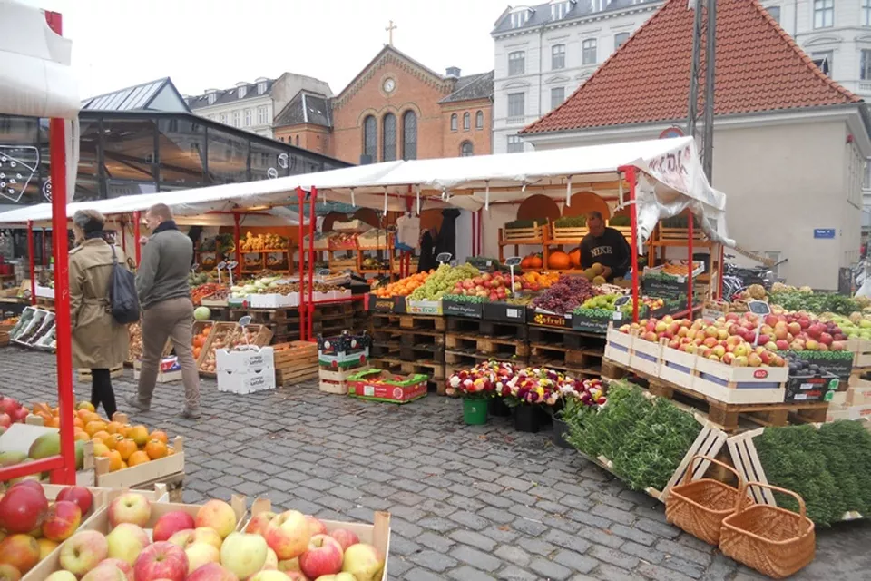 Ubicado junto a la estación Nørreport, en Copenhague, si tenés la suerte de estar de paseo por esa bellísima ciudad, no dudes en darte una vuelta por allí