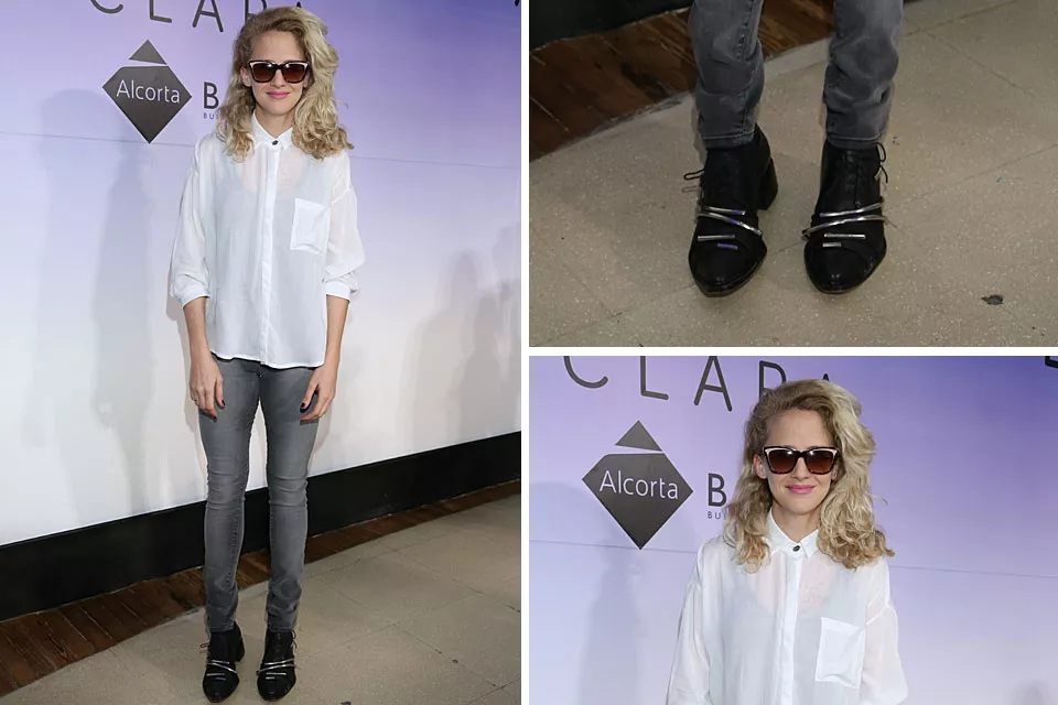 Leonora Balcarce apostó a los básicos para armar un look que nunca falla: camisa blanca, jeans y botitas.