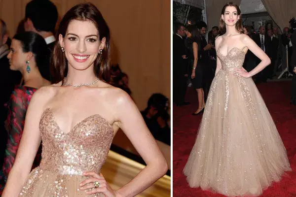 Anne Hathaway con un diseño de Valentino en la gala del MET