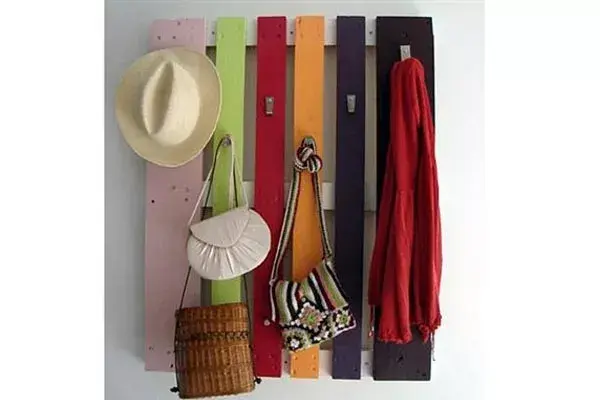 Un perchero muy colorido y fácil de hacer