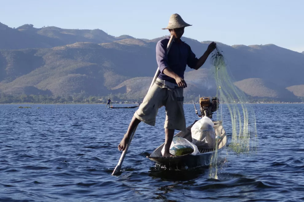 En el lago Inle, los pescadores birmanos exhiben una particular técnica, haciendo equilibrio sobre una pierna