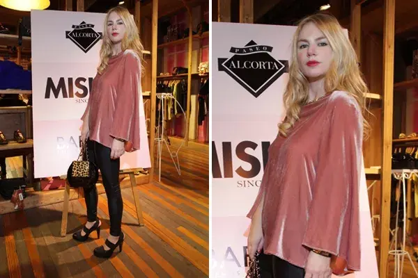 Esmeralda Mitre con camisola de pana y leggings simil cuero. Nos encanta la cartera que eligió para acompañar este outfit