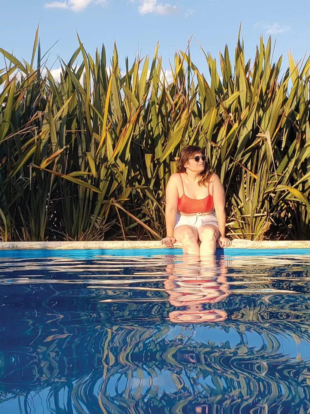 Apenas traspasamos la tranquera, nos recibió el impacto del verde,?las flores,?los caballos y vacas pastando y unas mesitas y hamacas paraguayas bordeando la pileta, que invitaban al relax.