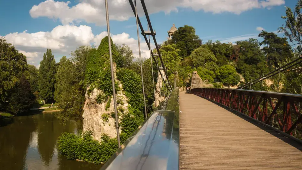 El puente sobre el Parc des Buttes-Chaumont fue diseñado por Gustave Eiffel para la expo universal de 1867