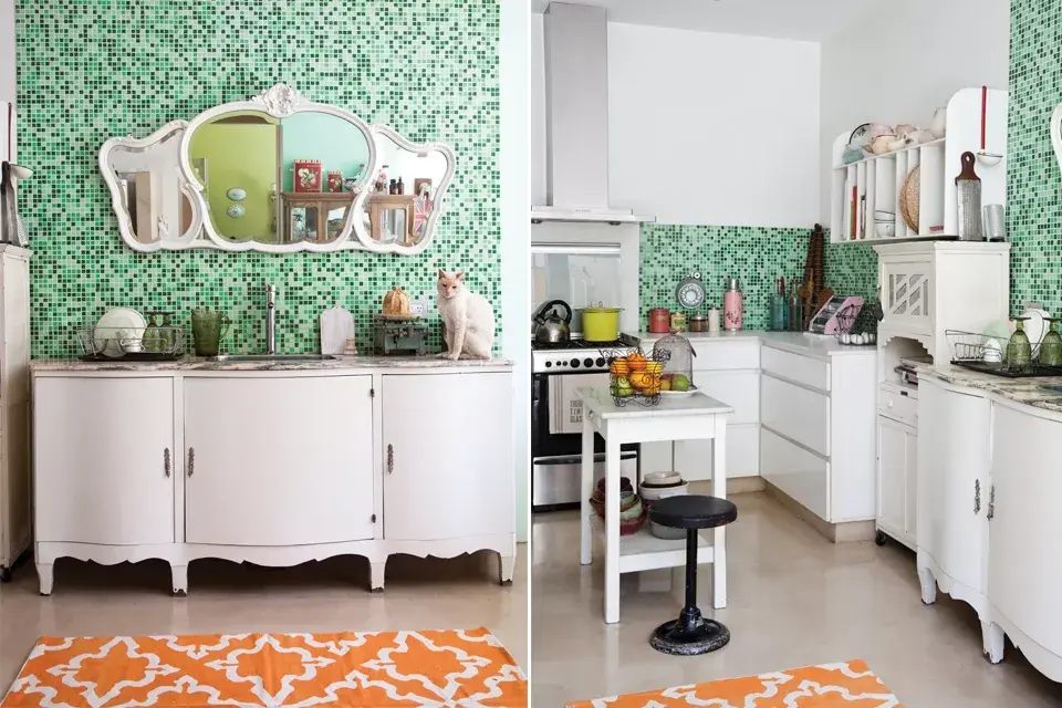 Las venecitas verdes cortan el blanco de los muebles de la cocina