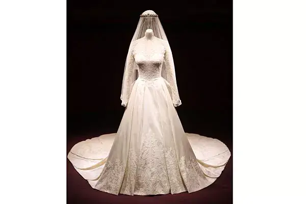 El vestido de Alexander McQueen será visto de cerca por miles de visitantes