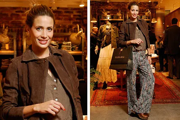Ivana Saccani con su chaqueta de gamuza chocolate, pantalón estampado y borcegos. ¿Para completar el look? El pelo recogido que le queda bárbaro