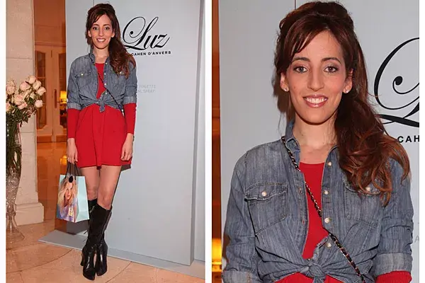 Paula Kohan con un equipo todoterreno en la presentación del perfume Luz de Paula Cahen dAnvers: vestido rojo con camisa de jean anudada y botas de caña alta