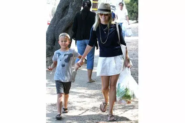 La actriz Reese Witherspoon hace compras junto con su hijo Deacon