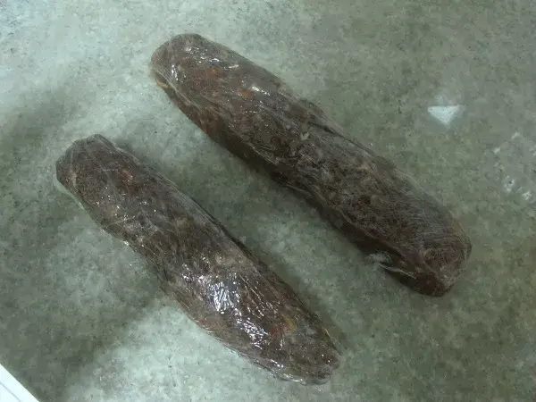 Los envolvés con papel film, y así quedan los salchichones, antes de llevar a la heladera. Hay que admitir que no se ven muy bien, pero después, cortados en rodajas, quedan mejor