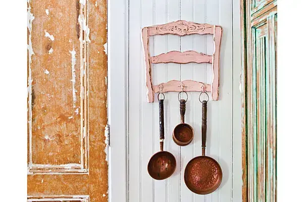 Aunque tenía espacio en el living para agregar una mesa de comedor, prefirió hacerlo en esta galería vidriada integrada a la cocina. Es más cálido y le da un toque informal. Para las sillas, probó distintas pátinas, cada una con diferentes técnicas y colores