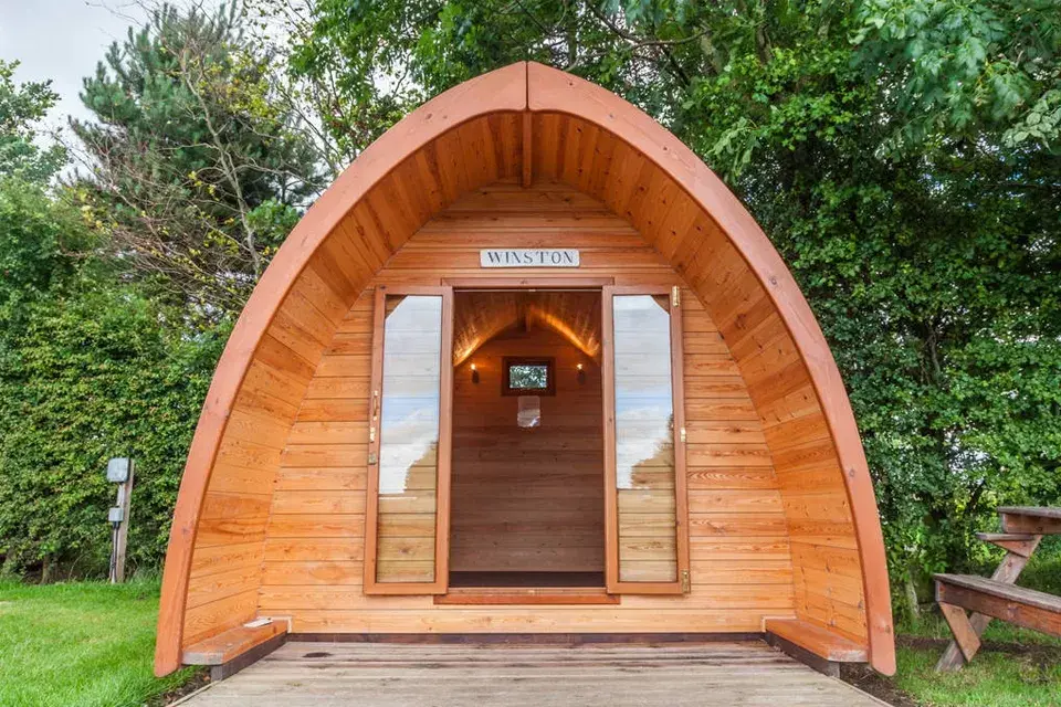 Opción1: estas pequeñas casitas están en un establecimiento de glamping en Reino Unido. Entran hasta 4 personas