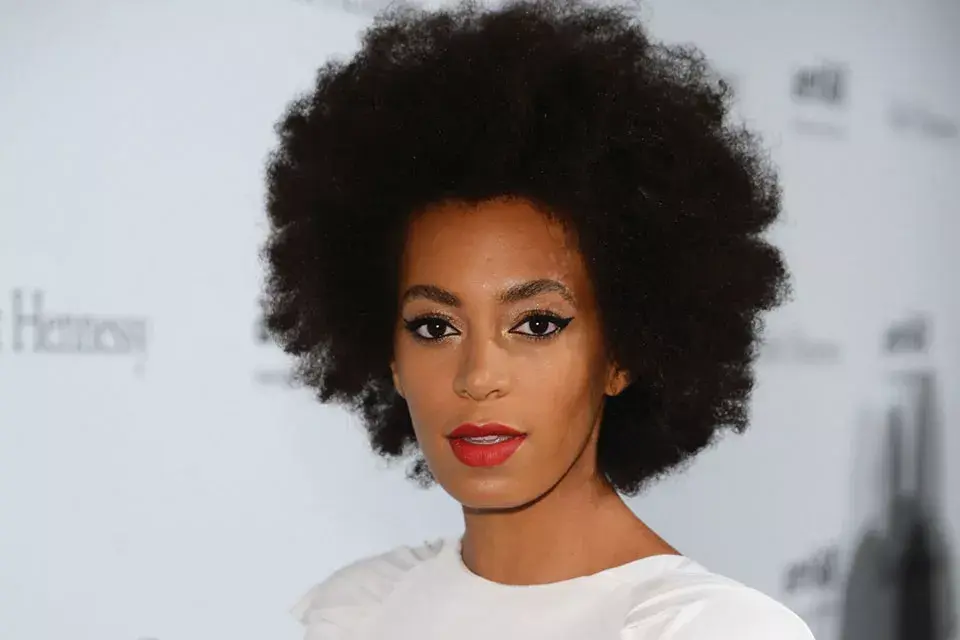 Solange Knowles luce el afro bien ochentoso.