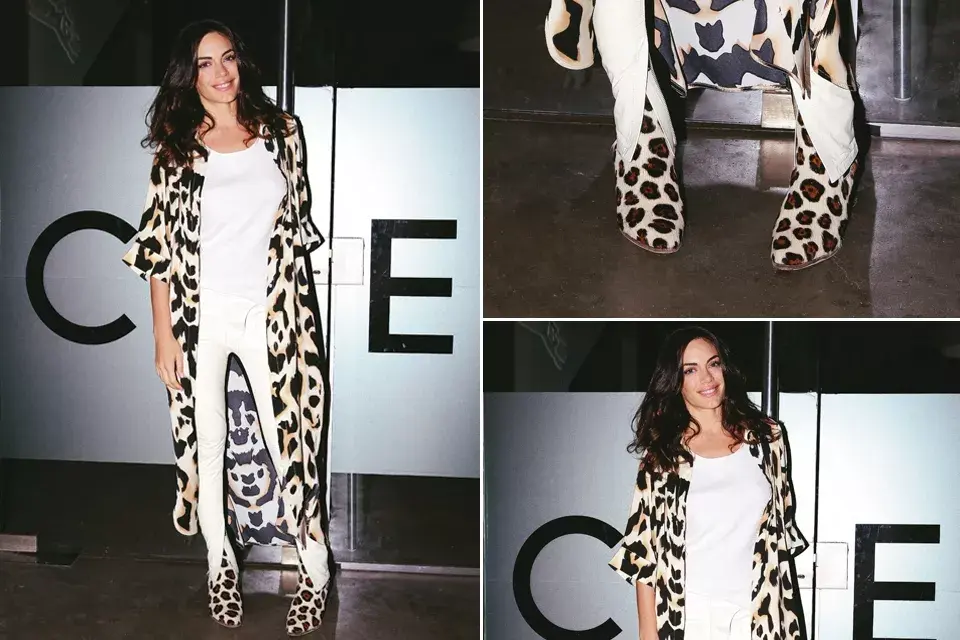 Emilia Attias en la presentación de la nueva colección de María Cher. La actriz optó por un equipo en color blanco, un kimono animal print y botas en el mismo género