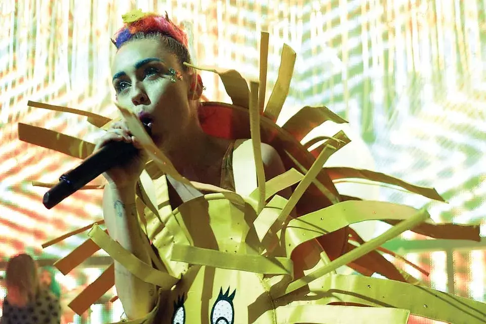 Miley, símbolo de esta tendencia, se disfrazó de sol y de luna en uno de sus shows