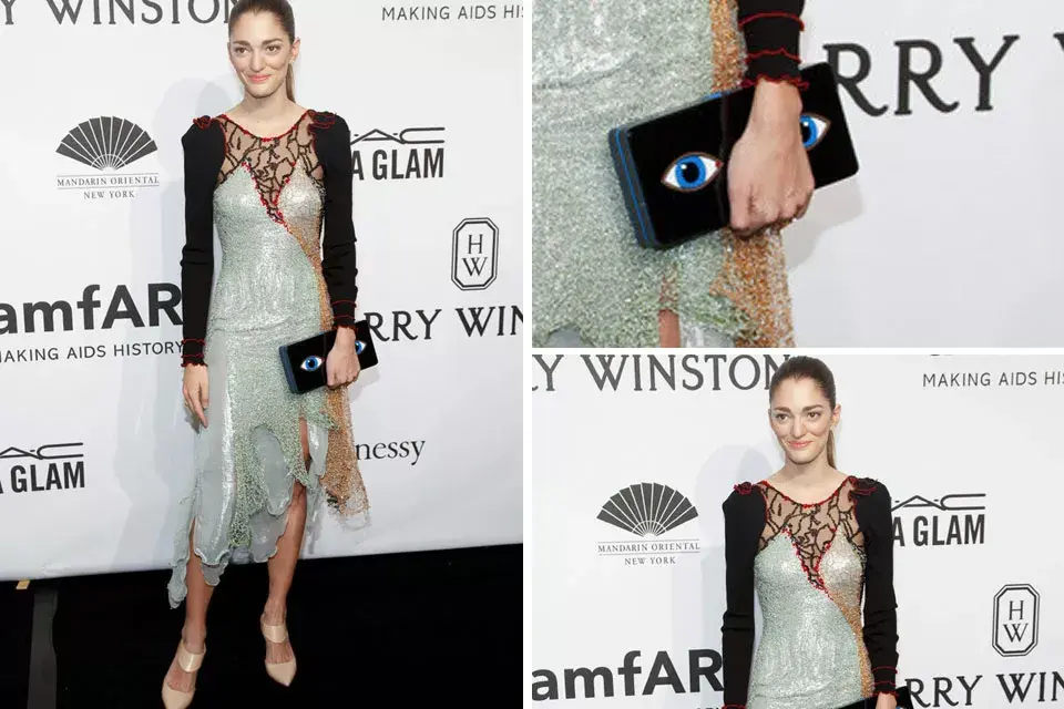 Sofia Sanchez Barrenechea con un diseño de Rodarte y un original sobre con ojos; ¿Qué tal?