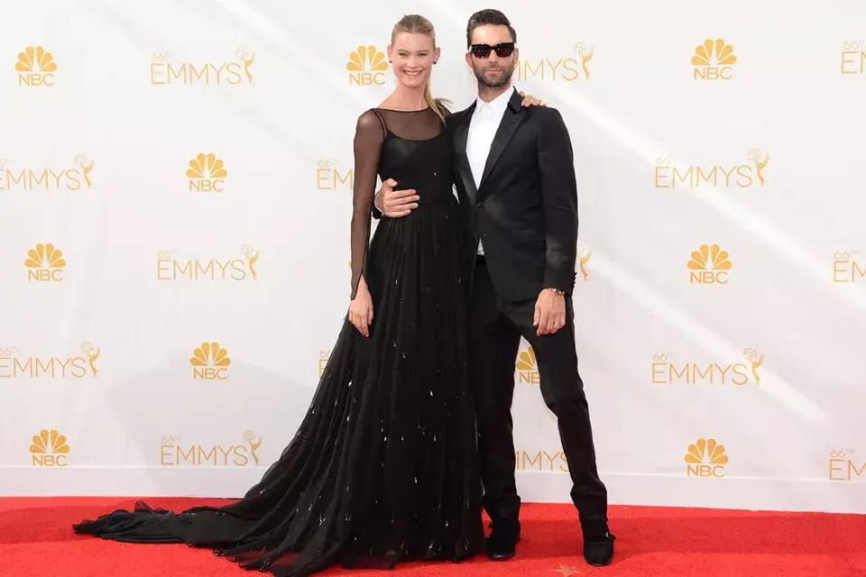 Bellos y elegantes sobre la alfombra roja. Behati Prinsloo eligió el negro para el gran evento y fue acompañada de su marido, Adam Levine también muy bien lookeado