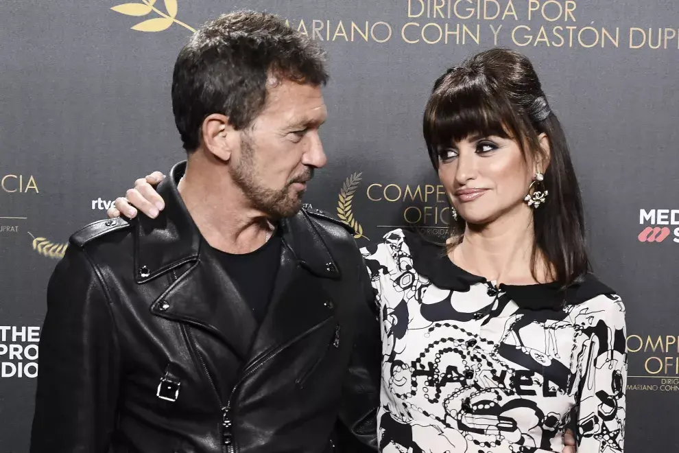 Penelope Cruz y Antonio Banderas en la alfombra roja de Competencia Oficial. Madrid, España. Foto: Carlos Alvarez/Getty Images