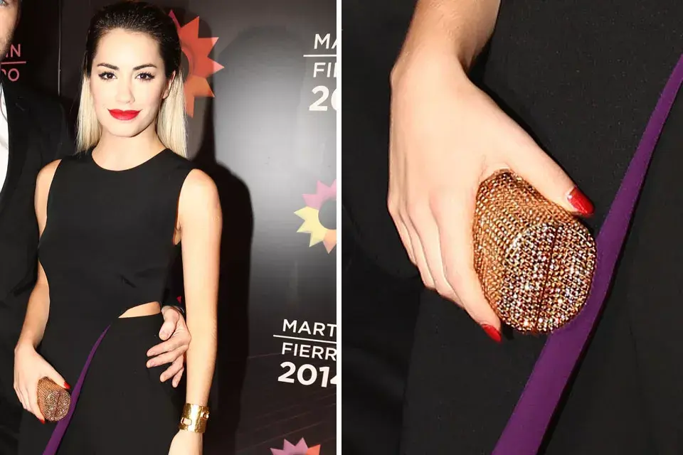 Lali Espósito completó su look con una pulsera y clutch en color bronce