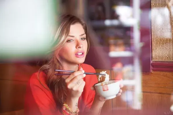 Suéter con mangas murciélago (jazmín chebar, $580), pulseras de dijes con strass (dolores iguacel, $80 c/u).