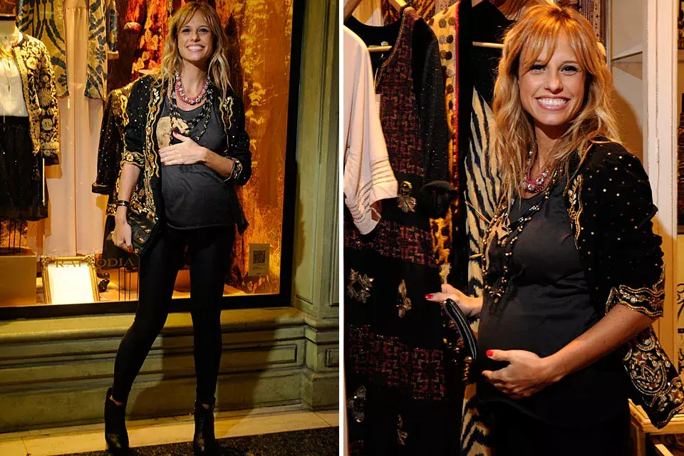 Mariana Fabbiani, embarazada y divina, eligió un look en negro para ir a un evento de Rapsodia. ¡Nos encantó la chaqueta con detalles en dorado!