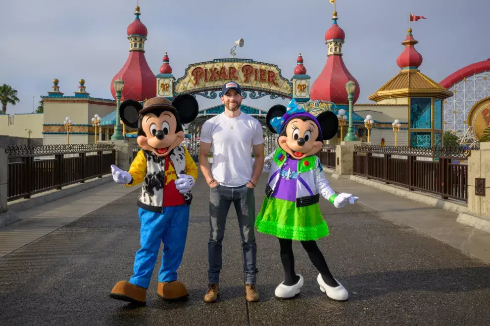 Chris Evans durante su visita a Disney