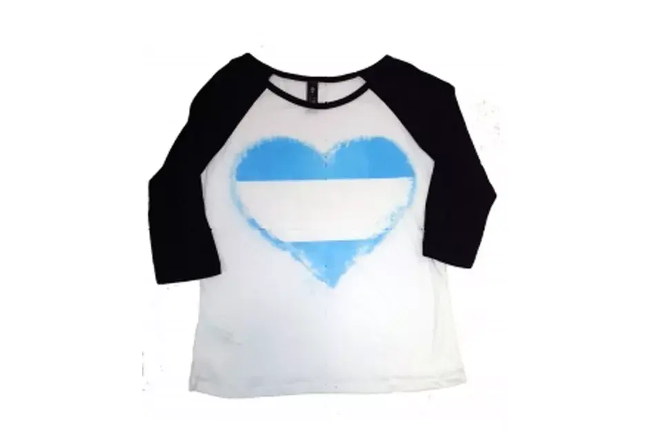 Remera con corazón (47 Street, $229)