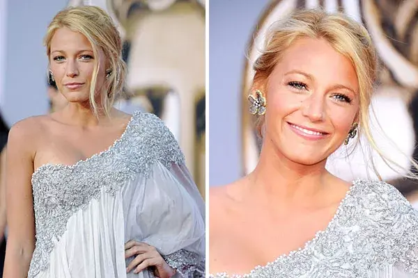 Un peinado recogido, con el flequillo hacia el costado y algunas mechas sueltas