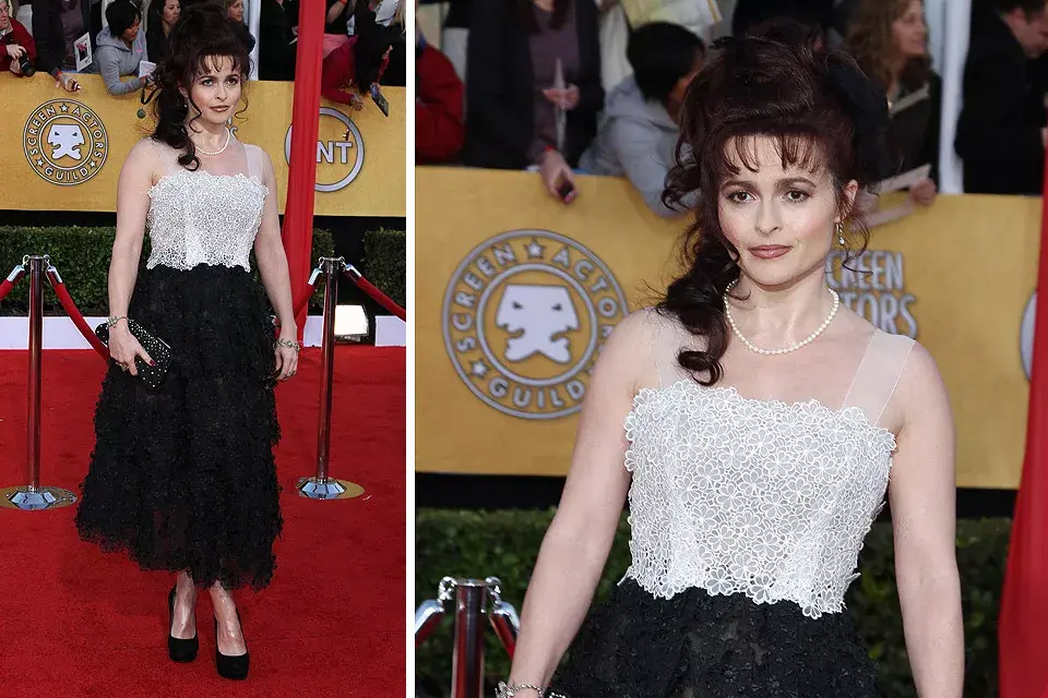 Helena Bonham Carter eligió un vestido blanco y negro de Marc Jacobs. El peinado de madrina de casamiento arruinó todo el look