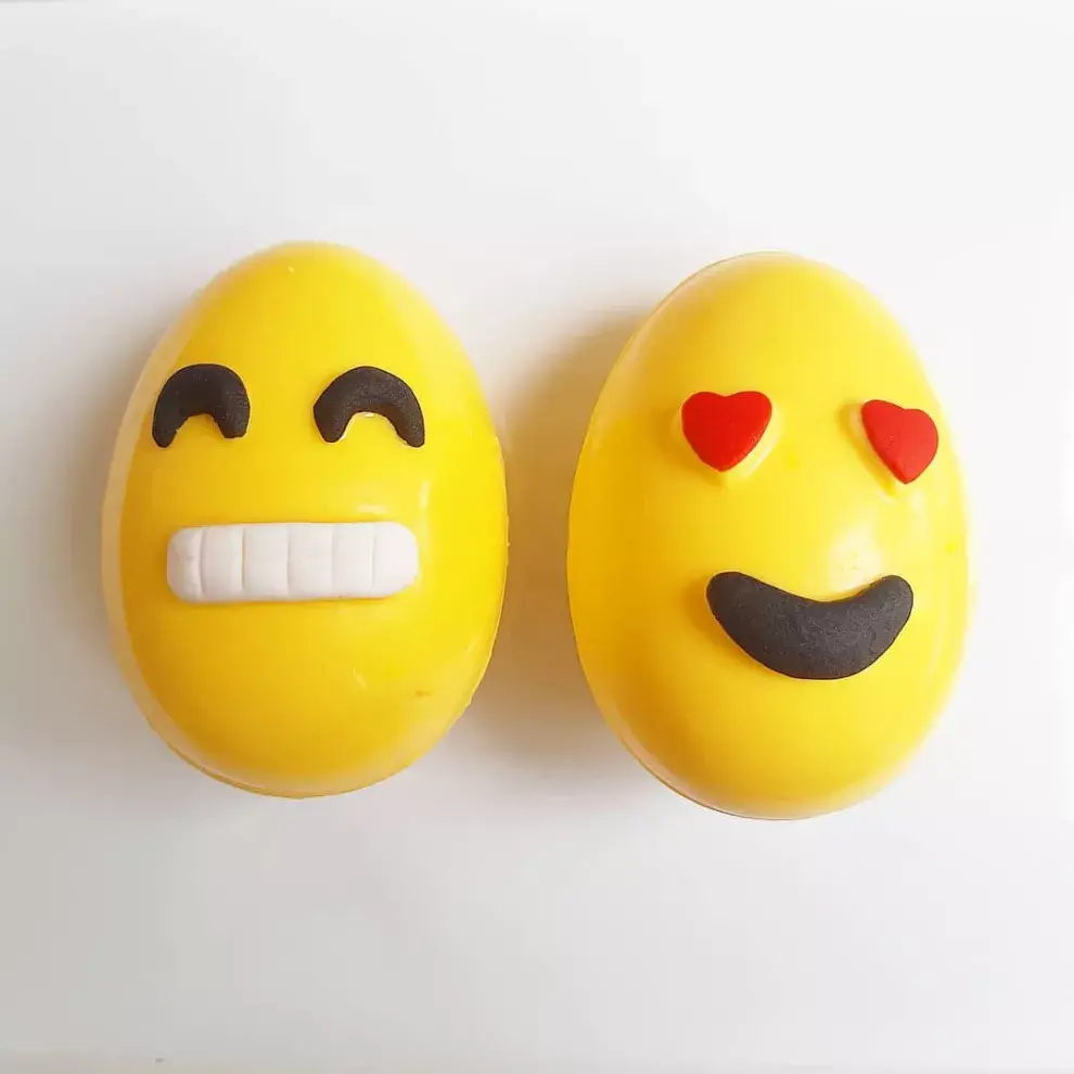 Huevo Emoji: pesa 140g, mide 10x8cm aprox. Es de chocolate blanco y trae confites de chocolate adentro. Cuesta: $800.