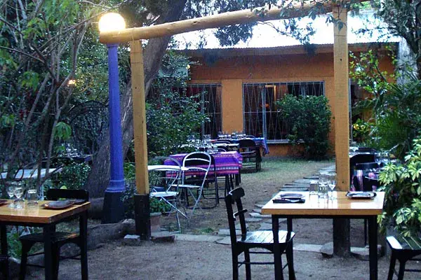 Un patio lleno de plantas para comer al aire libre