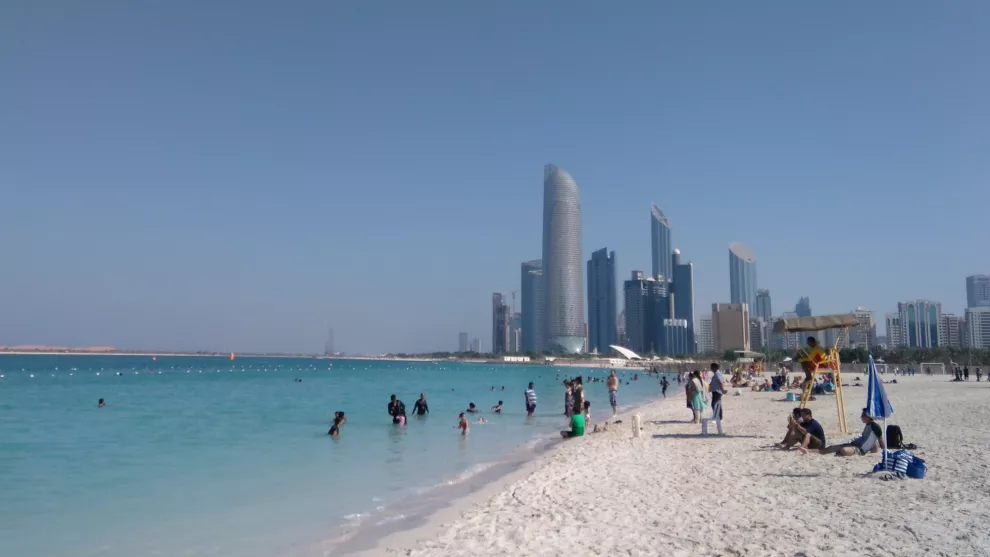 A la playa pública de Corniche se puede ir en bikini, aunque las musulmanas van tapadas