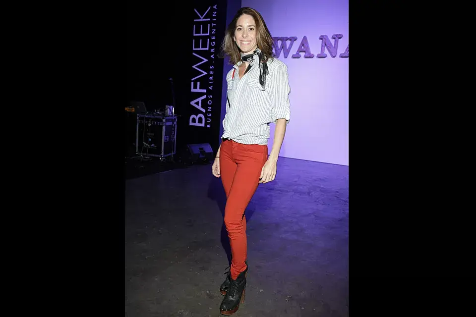 Para un look tranqui, Laura Novoa usó su jean rojo con una camisa a rayas