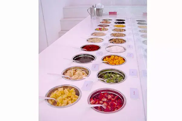 Muchos toppings de frutas exóticas