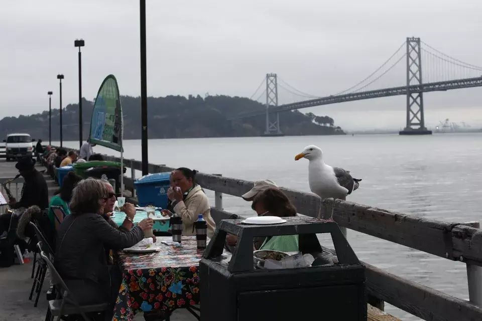 Comer junto al río es uno de los paseos típicos del lugar