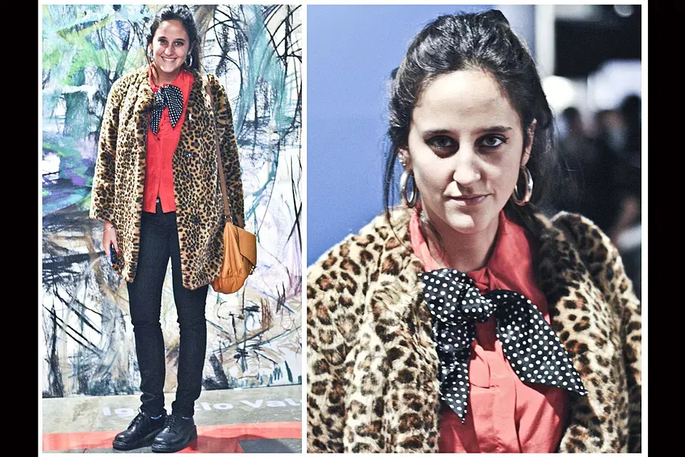 Como una estrella de rock, ella eligió un tapado de piel sintética animal print, camisa roja, moño a lunares y borcegos