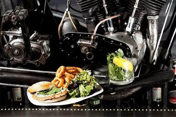 MAD combina hamburguesas gourmet con coctelería de autor