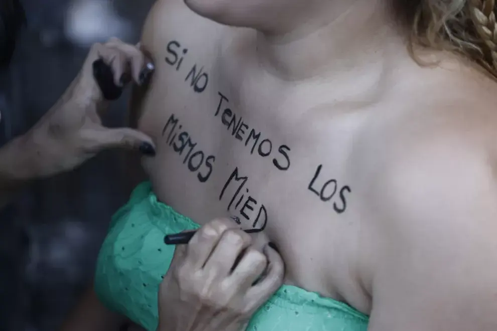 Al atardecer continúa la marcha por el Día de la Mujer en la Plaza del Congreso
