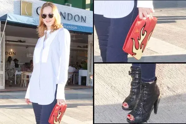 Mili Schmoll eligió unos jeans elastizados y una blusa celeste y blanca son rayitas. ¡Nos encantaron sus botinetas y el detalle del sobre!