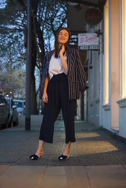 Pantalón y zapatos: Zara Remera: H&M Blazer: Bien de Amores